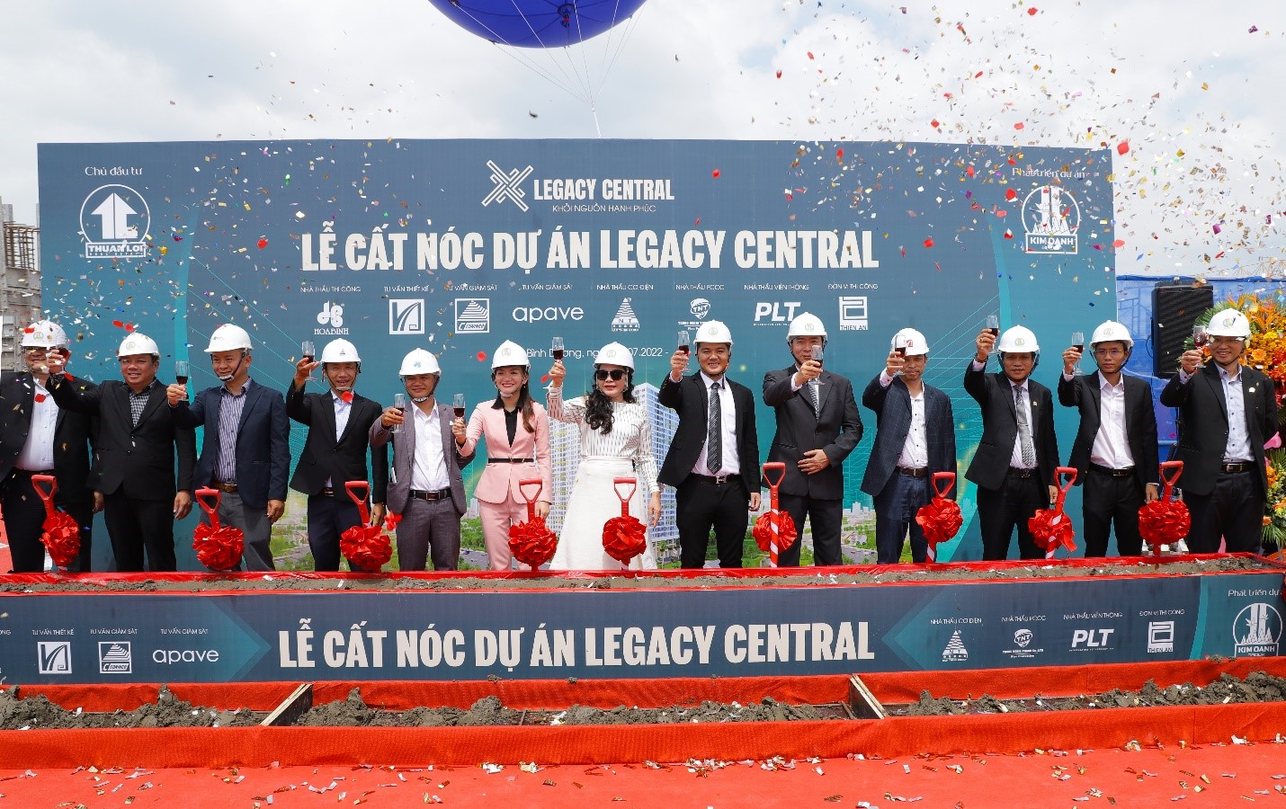 Ban lãnh đạo Kim Oanh Group cùng đối tác thực hiện nghi thức cất nóc dự án